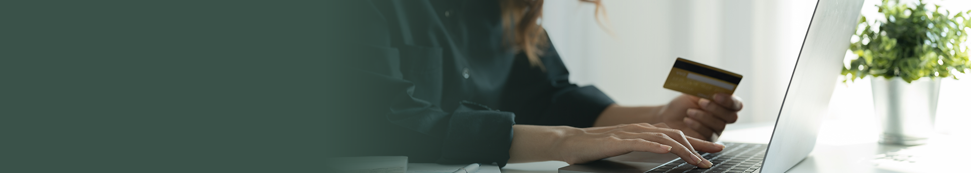 Personne consultant sa banque pour un remboursement