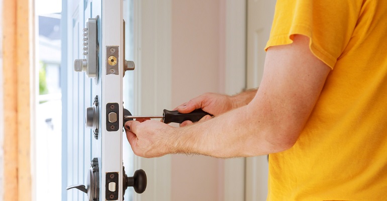 Installation D'une Serrure En Applique Sur Une Porte D'entrée